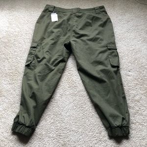 Forever 21 green cargo pants. NWT!